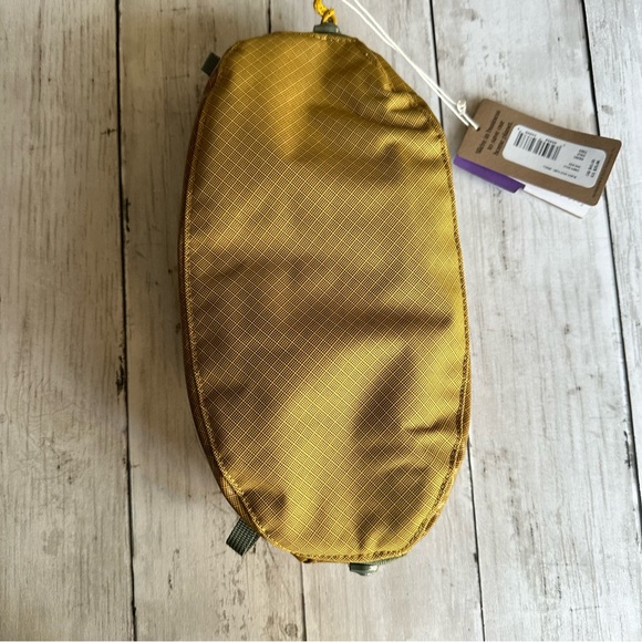 NEW WITH TAGS PATAGONIA SMALL CUBE CABIN GOLD COLOR. Stock# goat - Picture 3 of 5